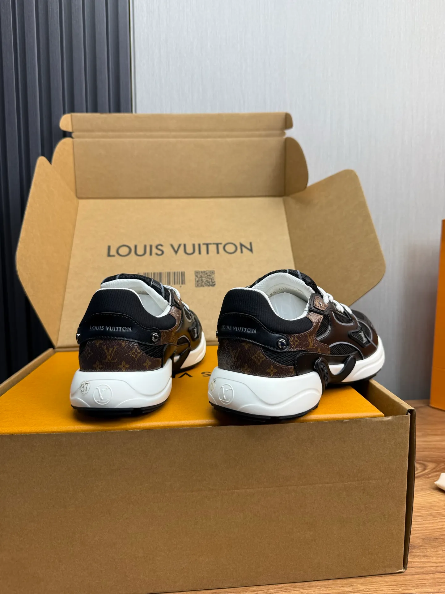 Men's shoes 💰600💰 🌈LV | Louis Vuitton 2025𝐬𝐬 🧡💚2025 spring and summer new style top version‼ ️The original version is the same. The counter specializes in the latest casual shoes. Hard goods are new🆕 🔥🔥🔥Top version: Couple model LV Louis Vuitton L House Donkey brand The latest Olympia series Couple model Silver Horn King Casual sneakers Running shoes This LV Olympia sneaker combines mesh fabric and metallic synthetic leather and other technical fabrics to reinterpret the classic running shoe design with a neat and simple design. Lightweight EVA outsole provides a stretchy fit. Rich details such as Monogram embossing and LV letters establish recognition. Exquisite packaging at the delivery counter 🛍📦 ▪️Fabrics: Original imported technical fabric + mesh ▪️Inner lining: Original customized breathable mesh ▪️Sole: Original molded rubber foam material ▪️Sole thickness: 3.5CM ▪️Size: 35--45 (customized for women 40 and men 45)